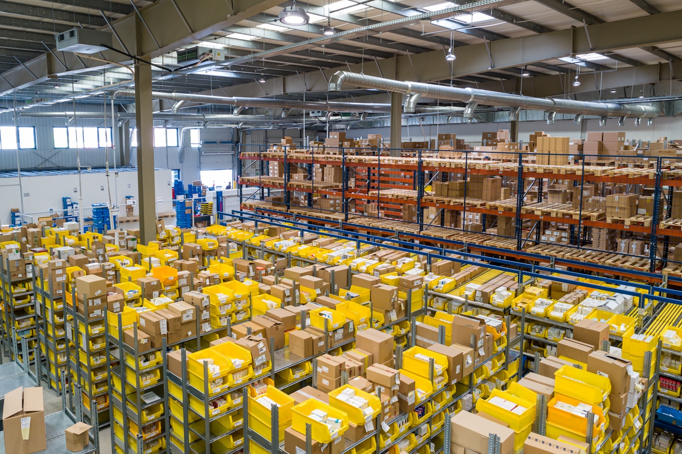 Operación logística y control de inventario empresarial